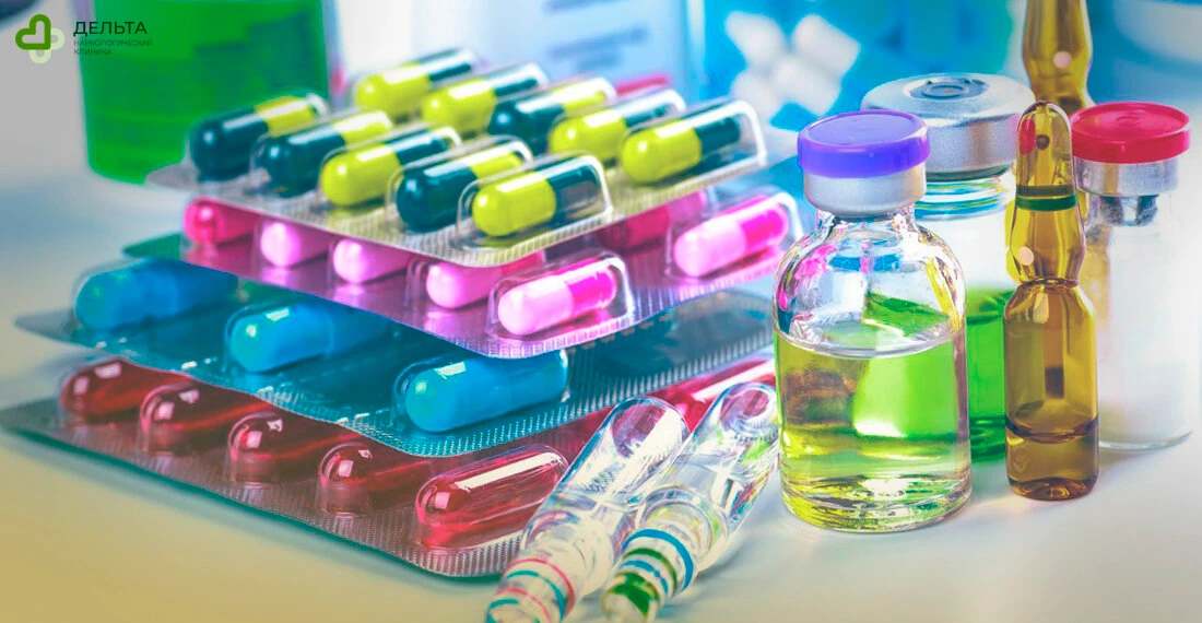 Разноцветные капсулы и ампулы с лекарствами
