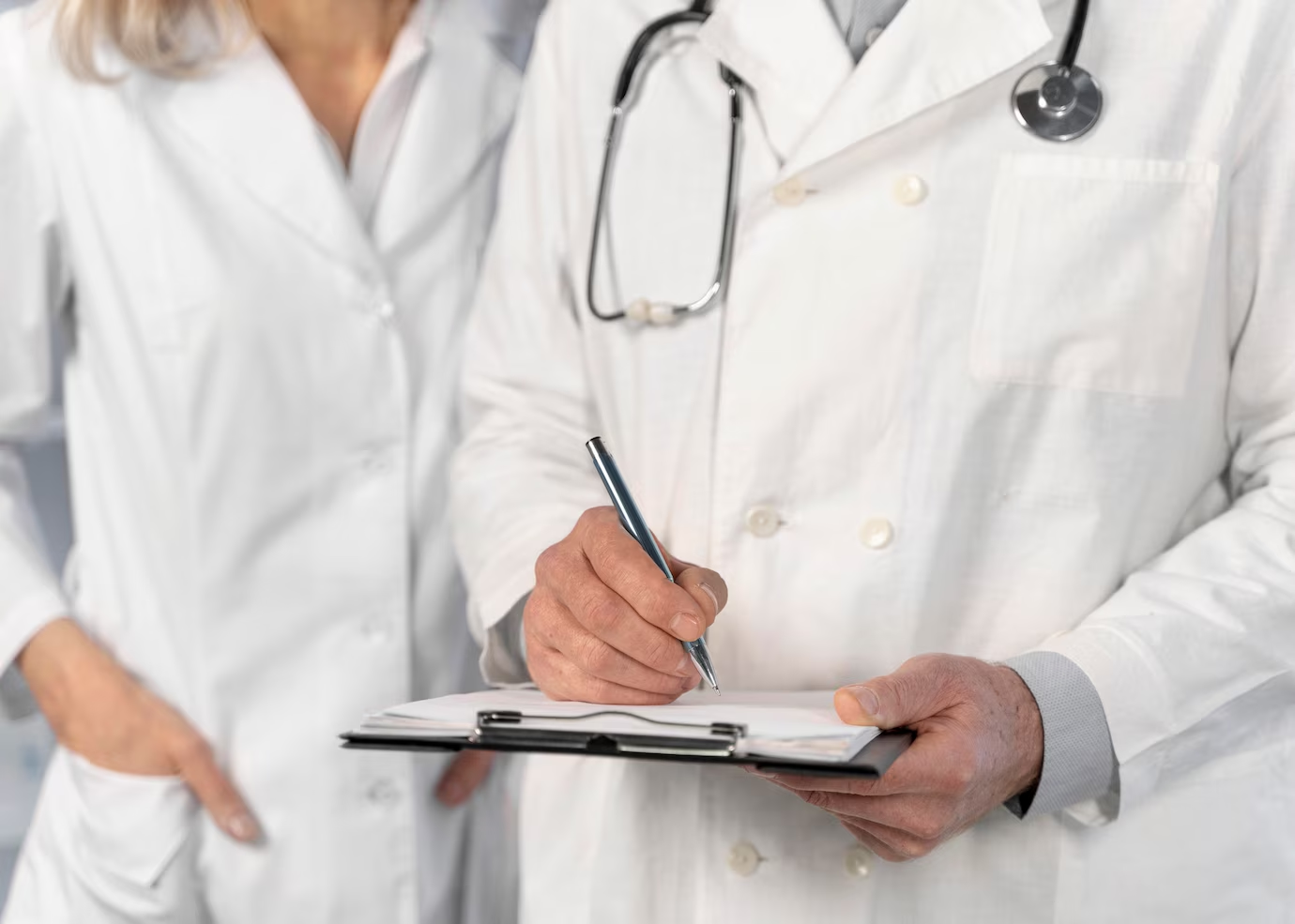 Врач с медицинскими документами